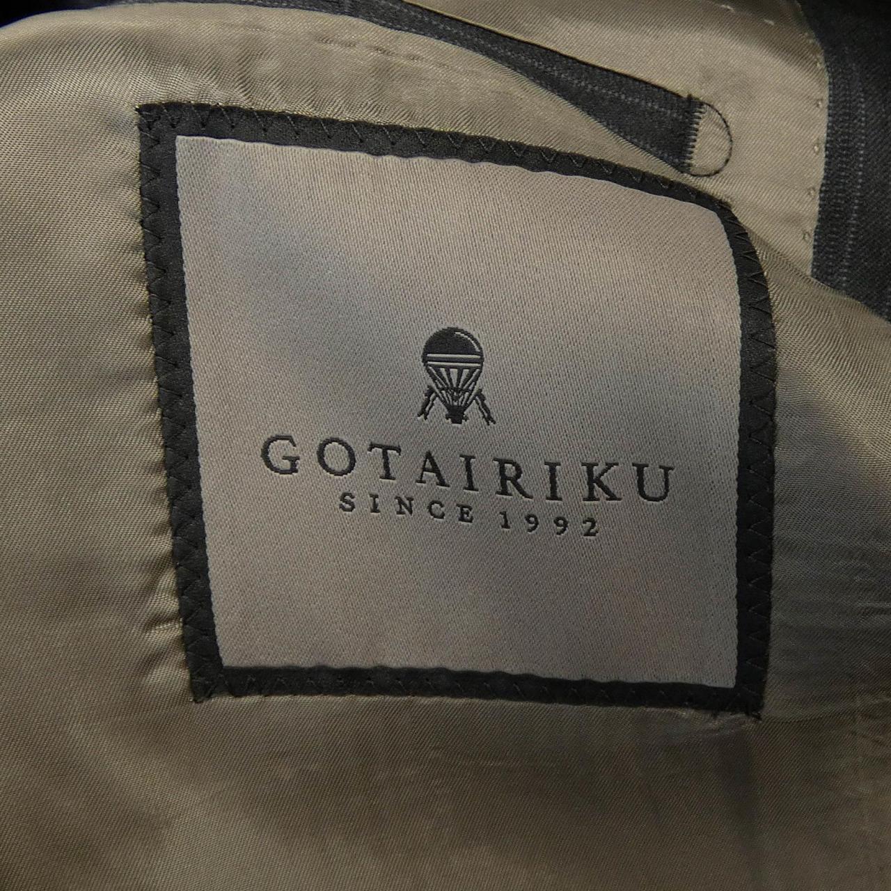 ゴタイリク スーツ