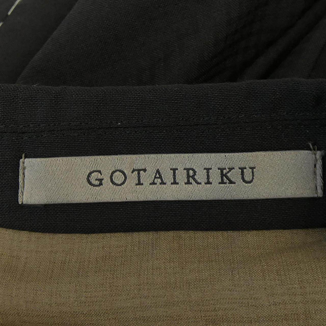 ゴタイリク スーツ