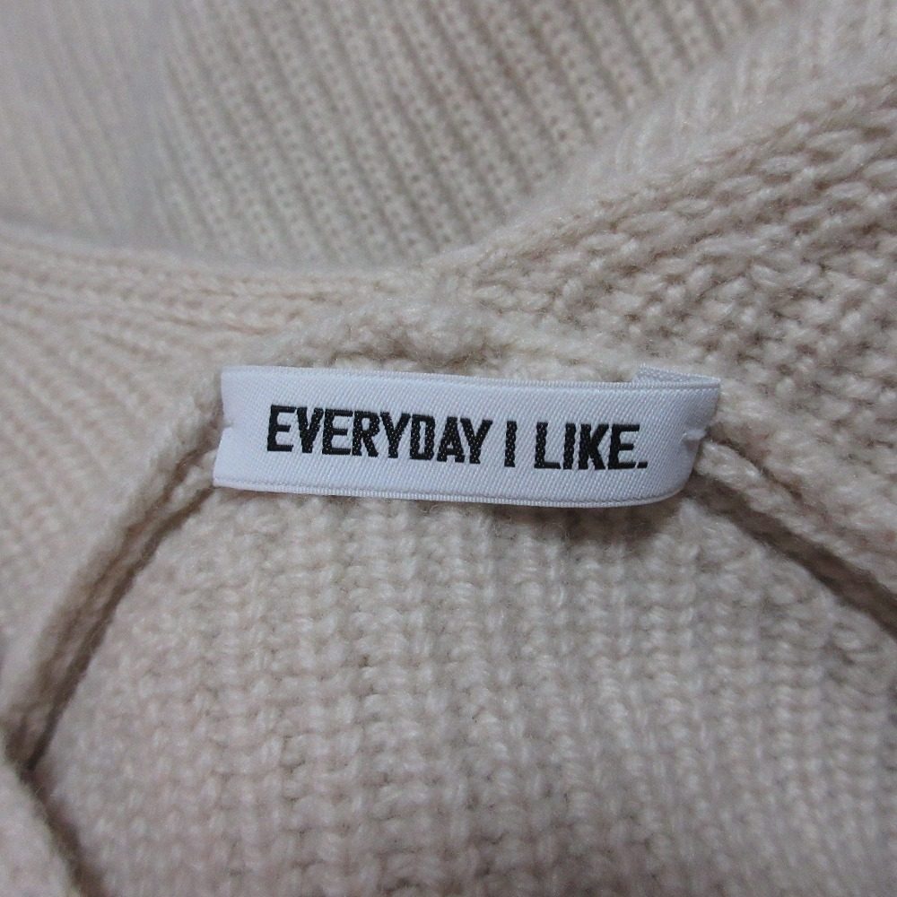 EVERYDAY I LIKE. Lia Vネックニットセーター