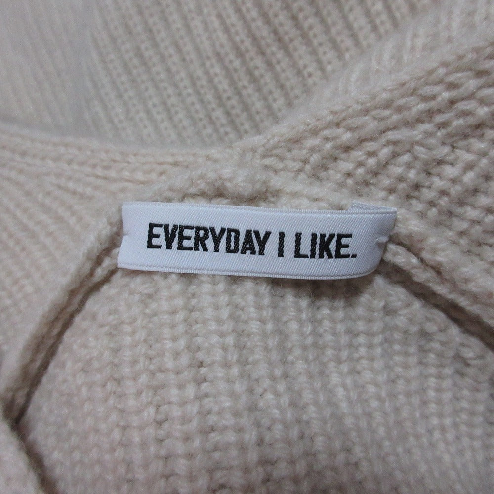 EVERYDAY I LIKE. Lia Vネックニットセーター