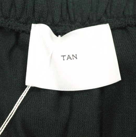 TAN シグネチャー ツイスト ドレス&クロップド Tシャツ