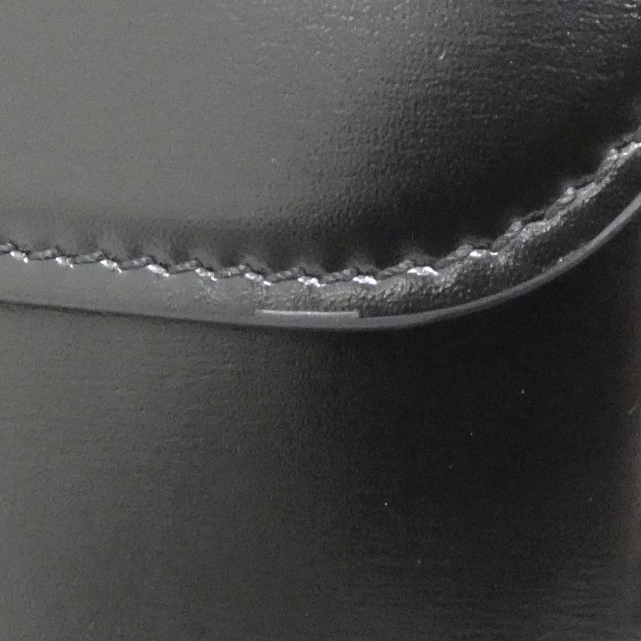 セリーヌ ティーントリオンフ カーフ ショルダーバッグ