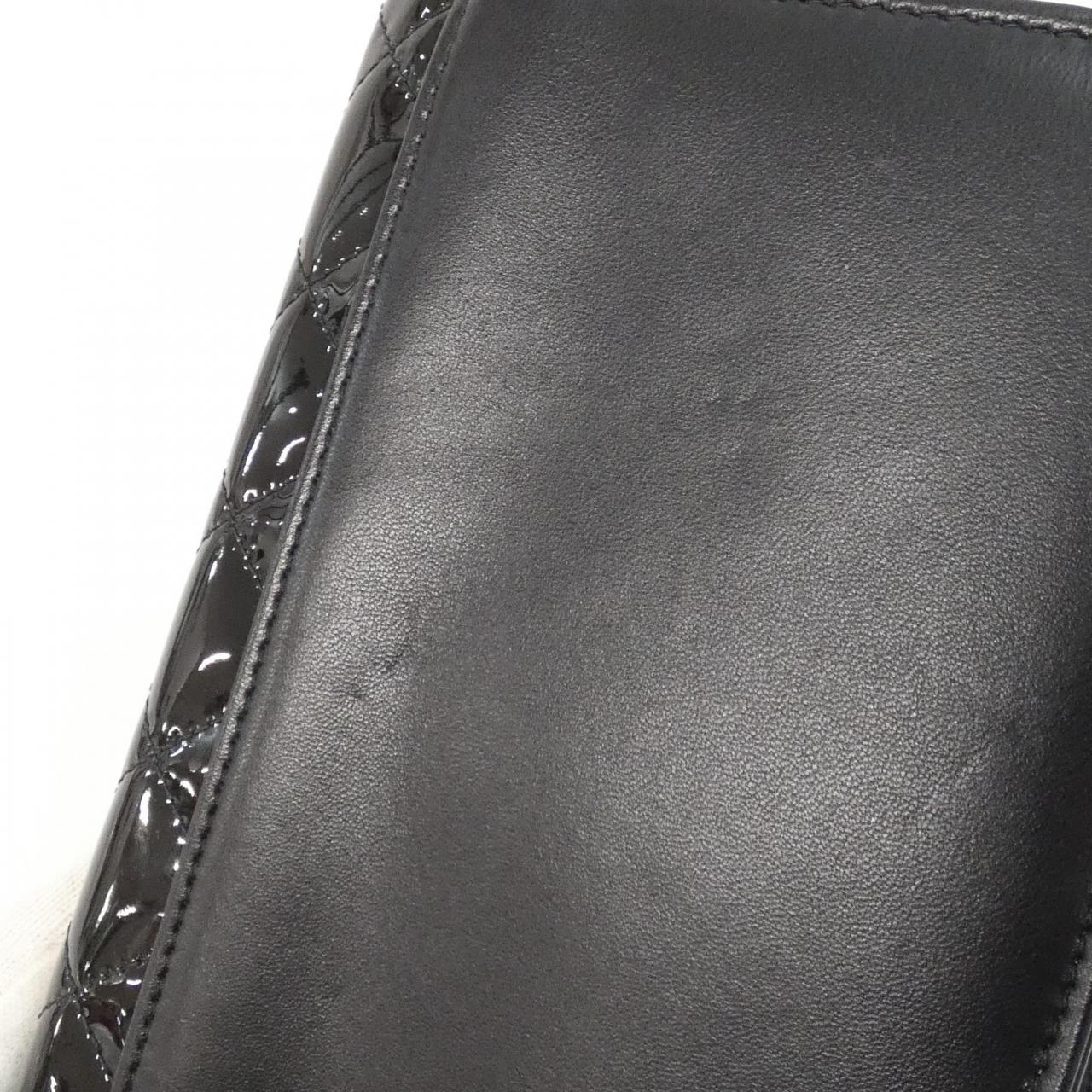 シャネル エナメルラムスキンチェーンウォレット