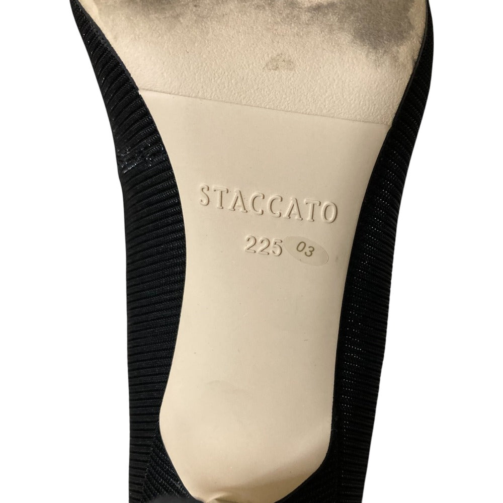スタッカート ポインテッドトゥVカットパンプス