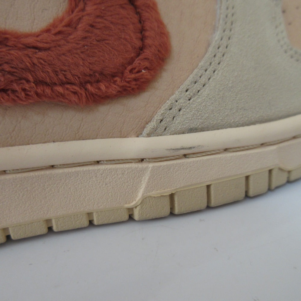 ナイキ DUNK LOW Plush Swoosh スニーカー