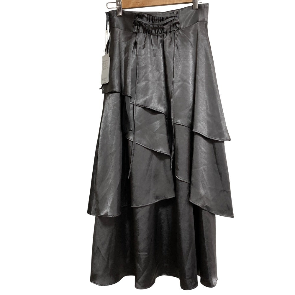 アンドクチュール サテンティアードフレアスカート