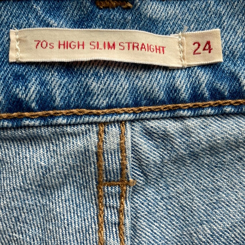 リーバイス ハイウエストスリムストレートデニムパンツ