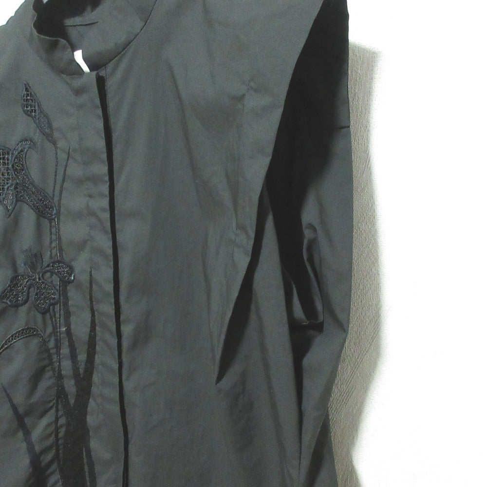 マメクロゴウチ Botanical Embroideryノースリーブシャツ