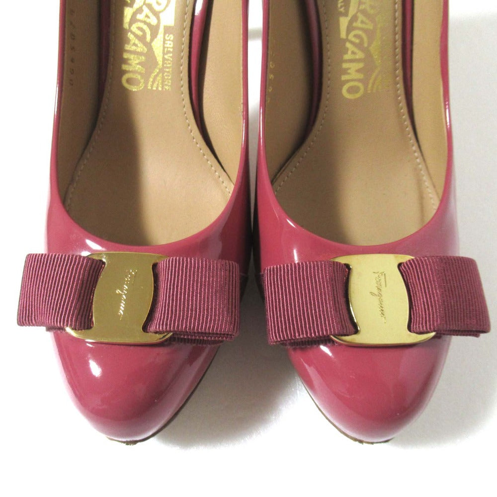 サルヴァトーレ フェラガモ ヴァラ パテントレザー パンプス