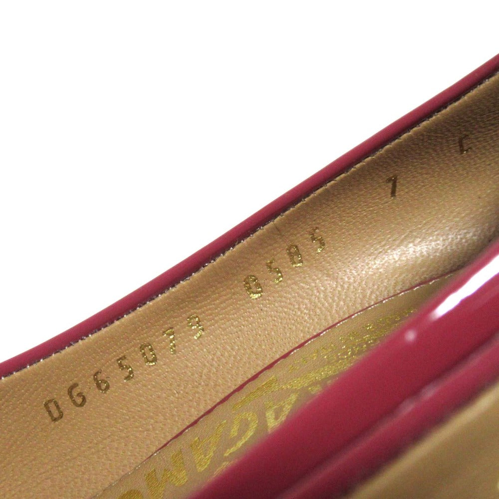 サルヴァトーレ フェラガモ ヴァラ パテントレザー パンプス