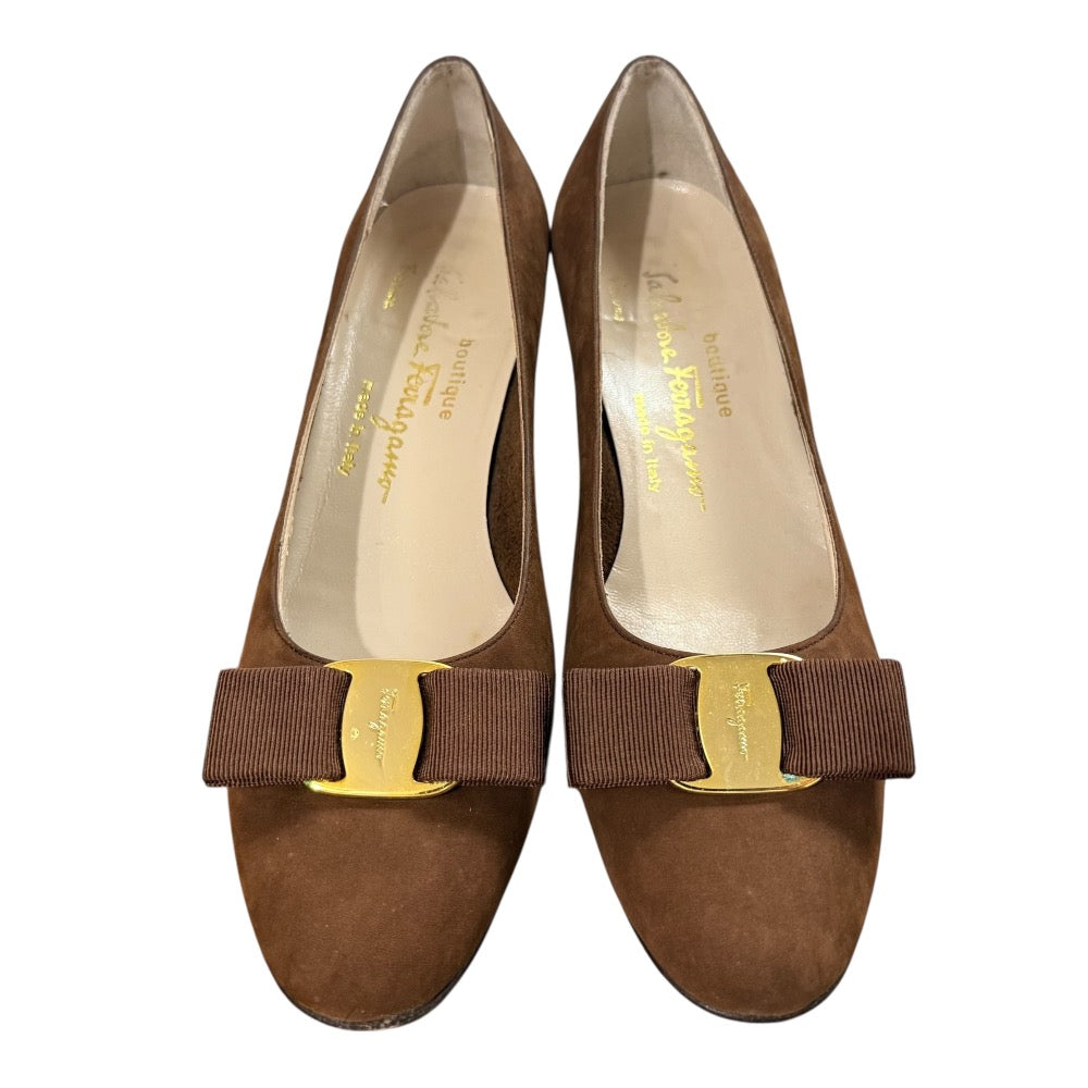 サルヴァトーレ フェラガモ ヴァラ ヌバックレザー パンプス