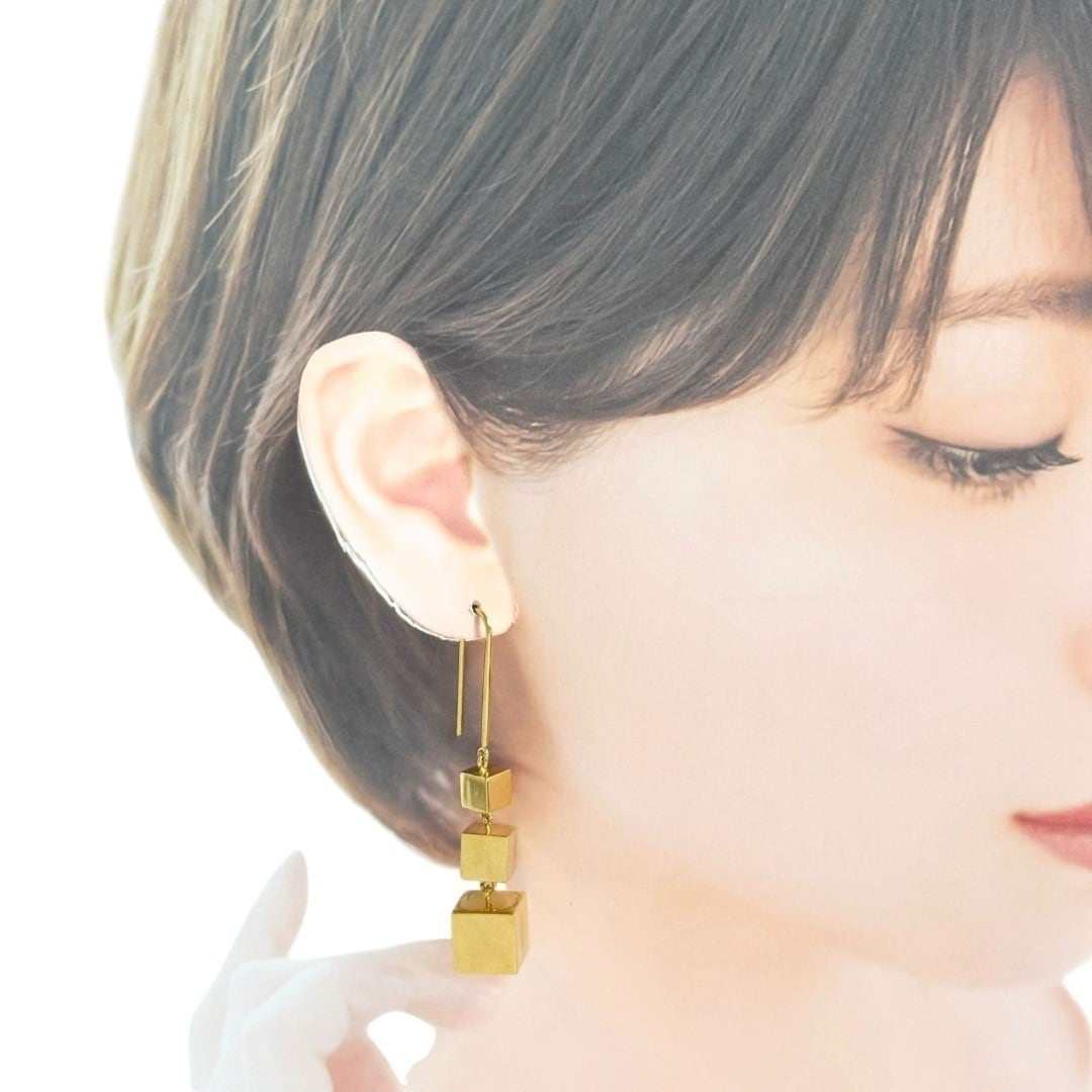 セリーヌ キューブドロップピアス