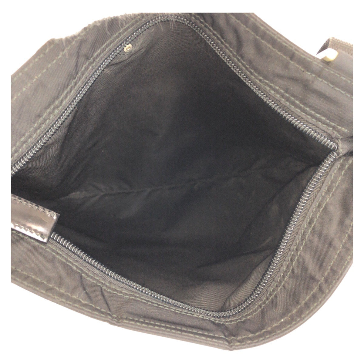 プラダ テスート 三角ロゴプレート ナイロンショルダーバッグ