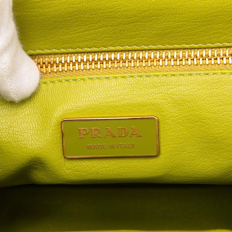 プラダ トライアングル ロゴ プレート ストロー ショルダー バッグ