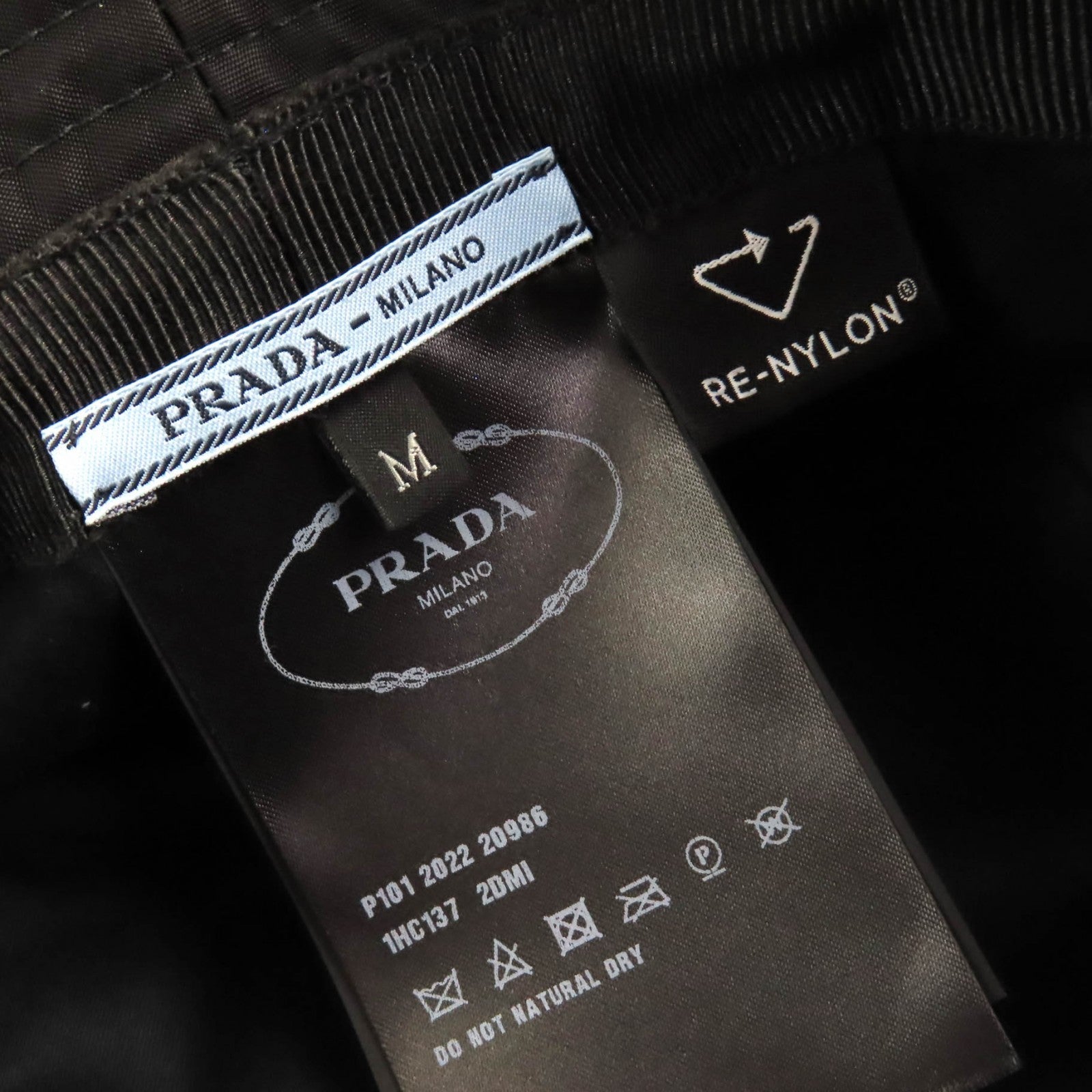 プラダ Re-Nylon トライアングル ロゴ バケット ハット