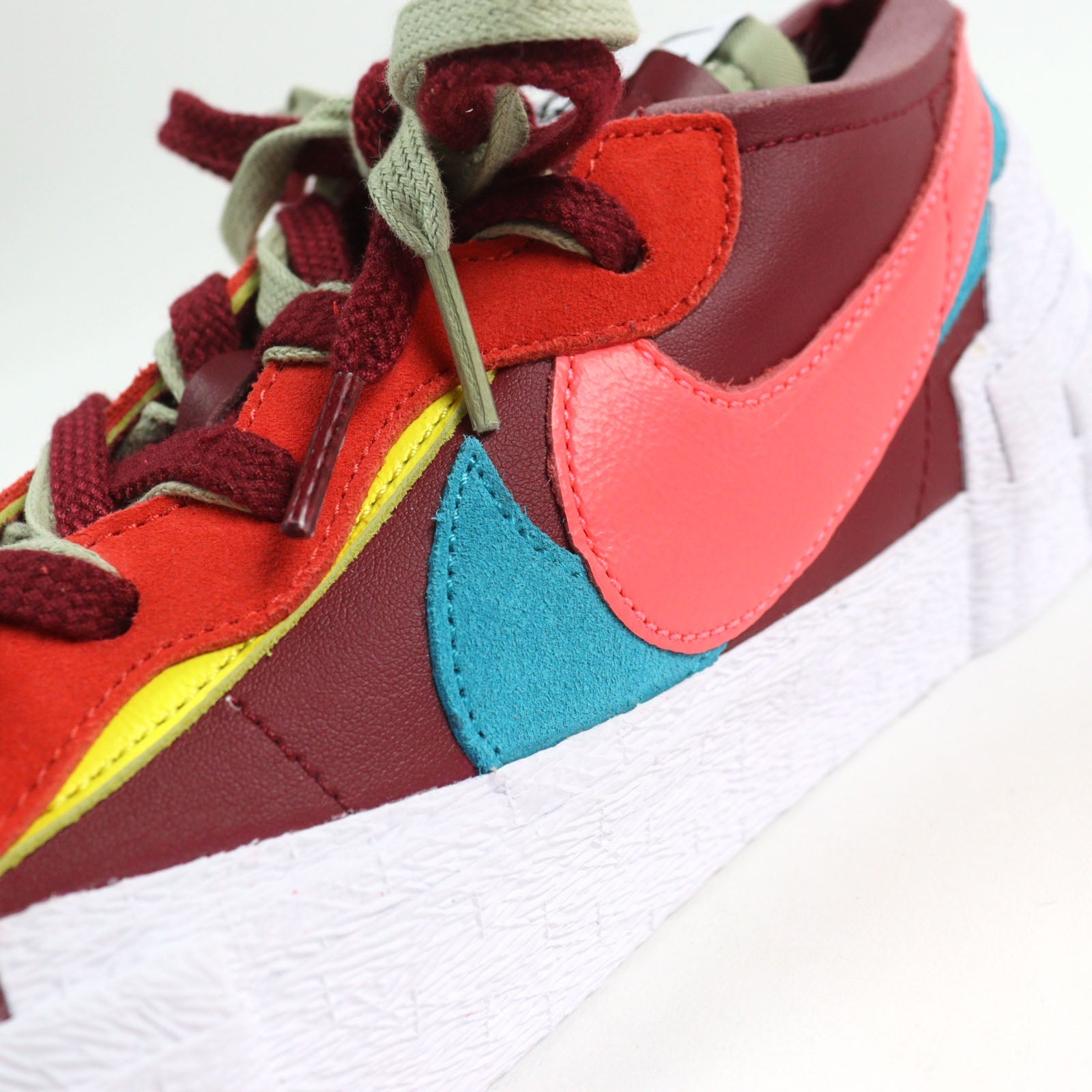 ナイキ KAWS サカイ ブレーザー ロー レザー スニーカー
