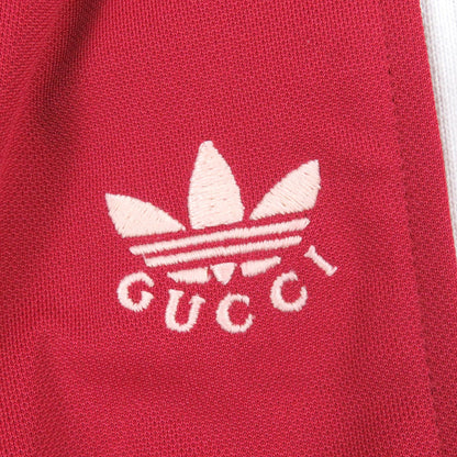 グッチ×adidas トレフォイルロゴ刺繍スリーストライプパンツ
