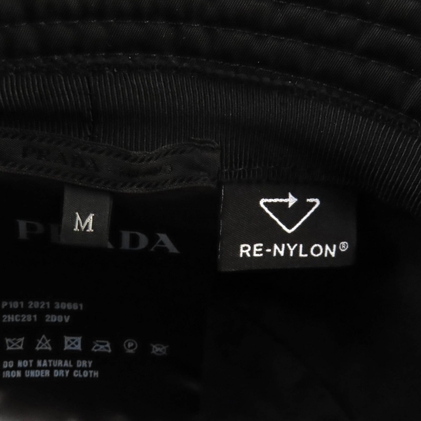 プラダ RE-NYLON トライアングル ロゴ バケットハット