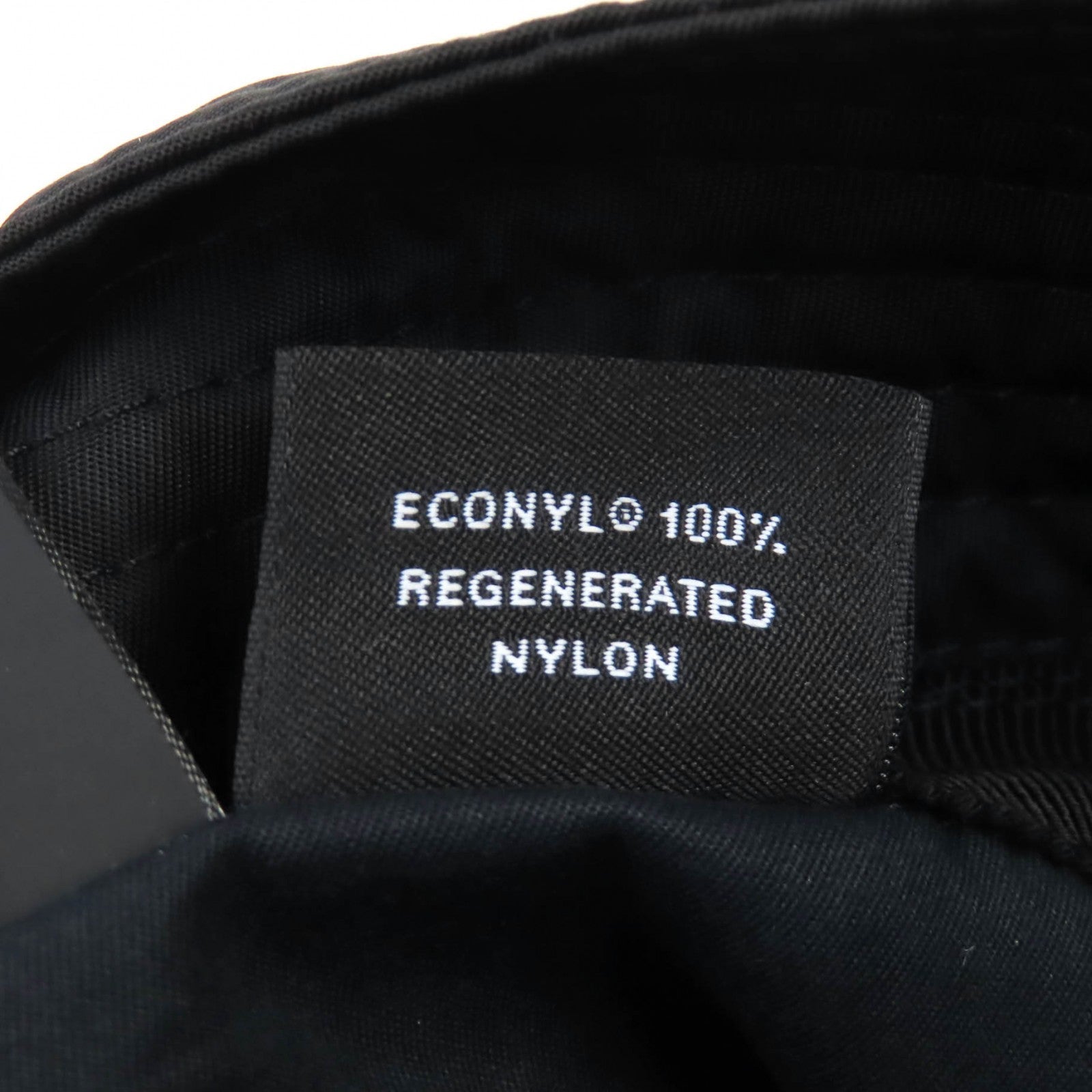 プラダ RE-NYLON トライアングル ロゴ バケットハット