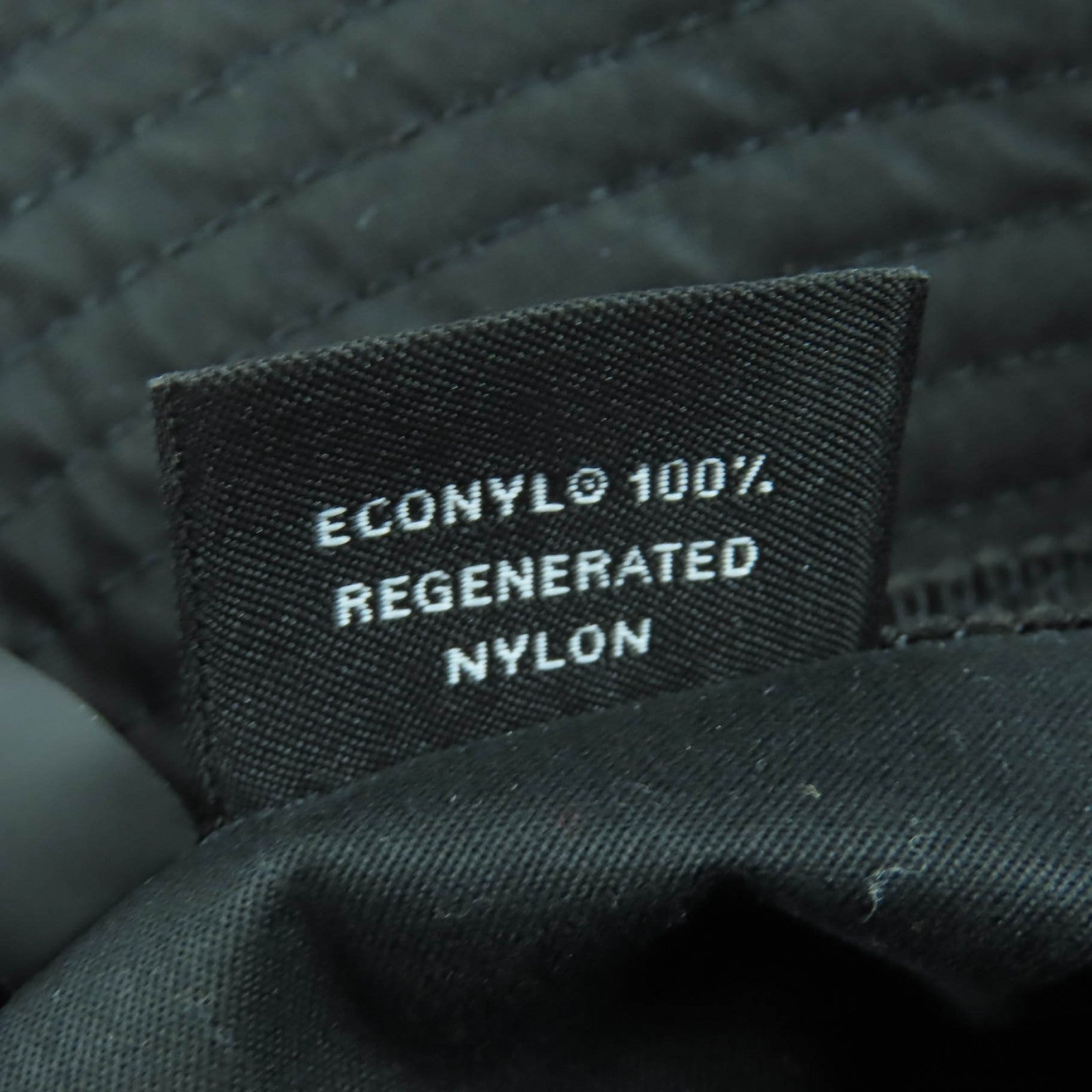 プラダ Re-Nylon トライアングル ロゴ ハット