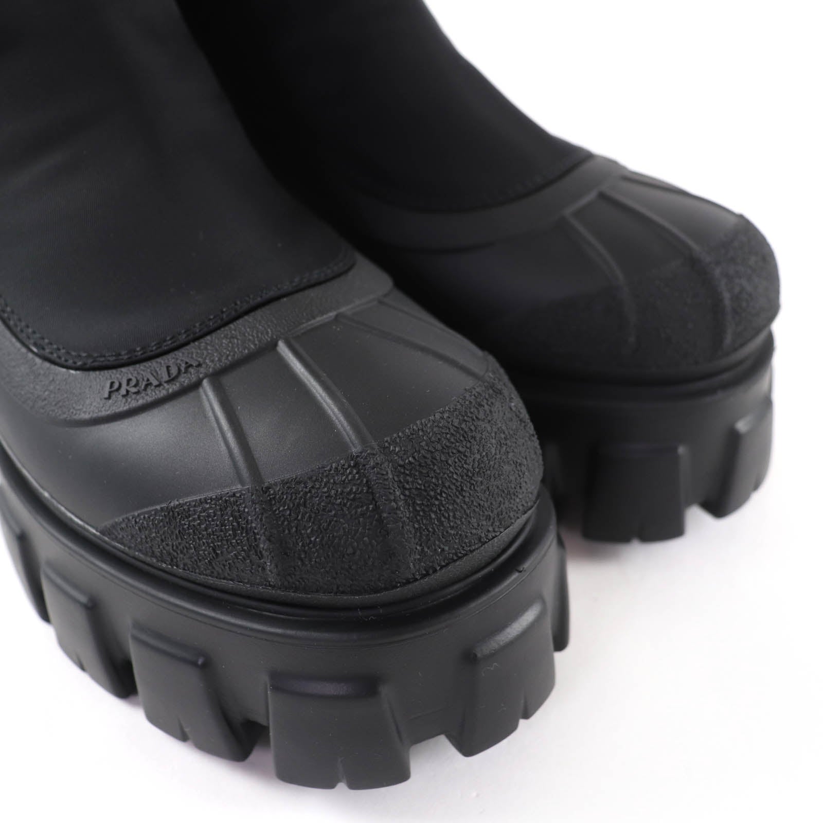 プラダ モノリス Re-Nylon トライアングルロゴ ガブリーヌブーツ