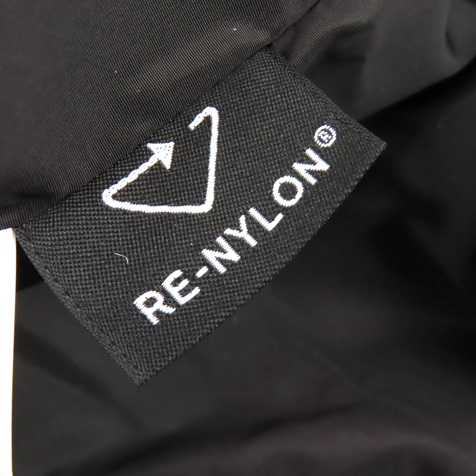 プラダ RE-NYLON ダウンジャケット