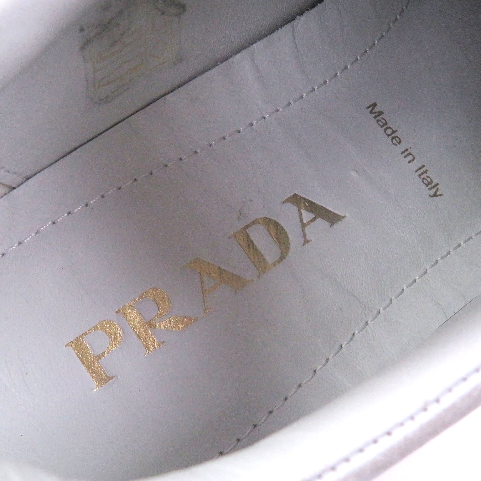 プラダ レザー スニーカー