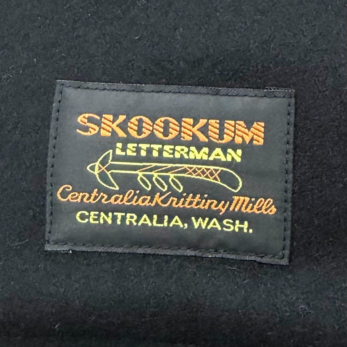 アヴィレックス SKOOKUM レザースリーブ スタジャン
