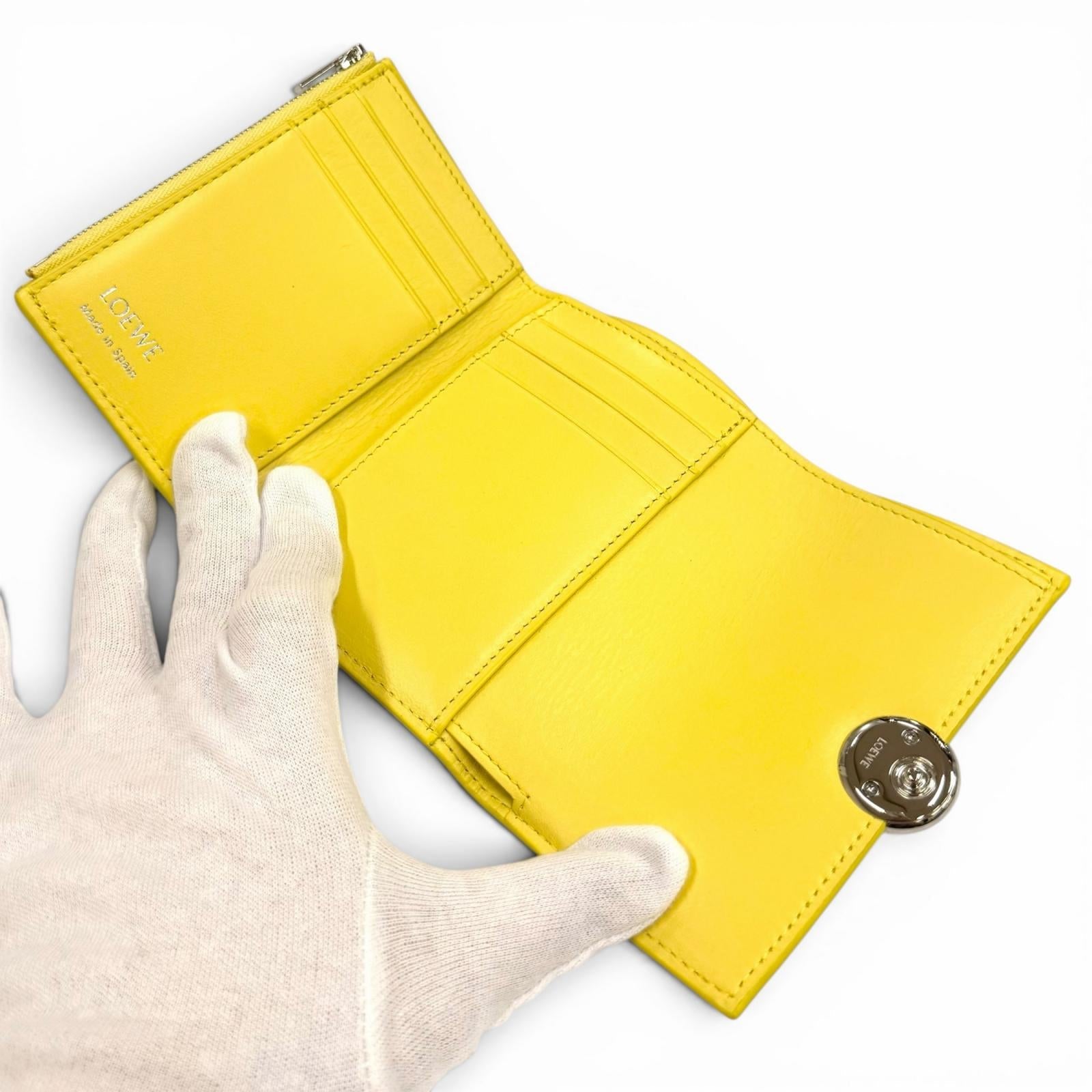 ロエベ ペブル シャイニーナパカーフ 三つ折り財布