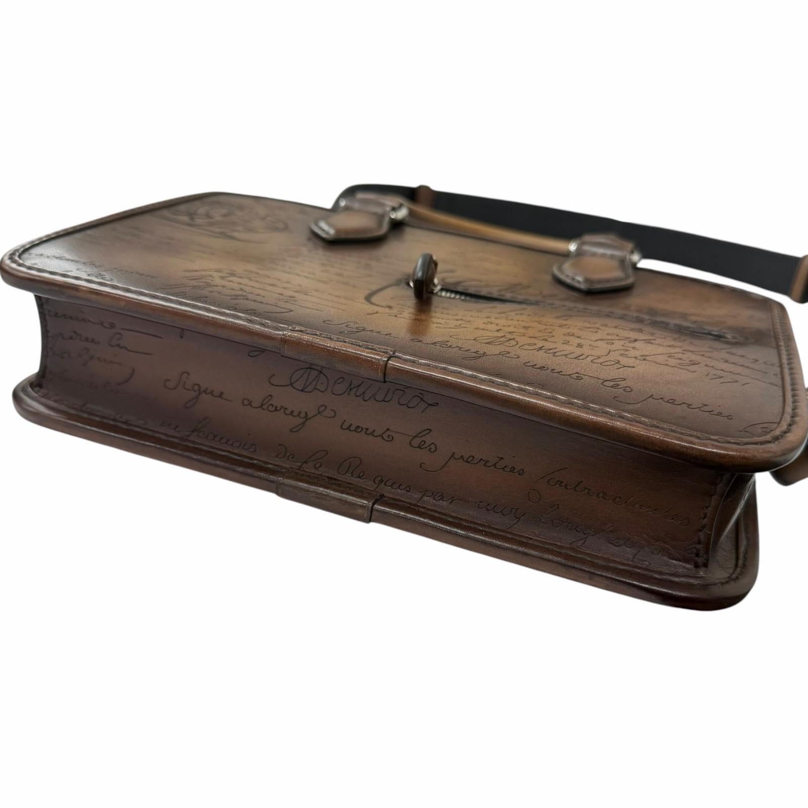 ベルルッティ Un Jour Gulliver Calligraphy レザーショルダーバッグ