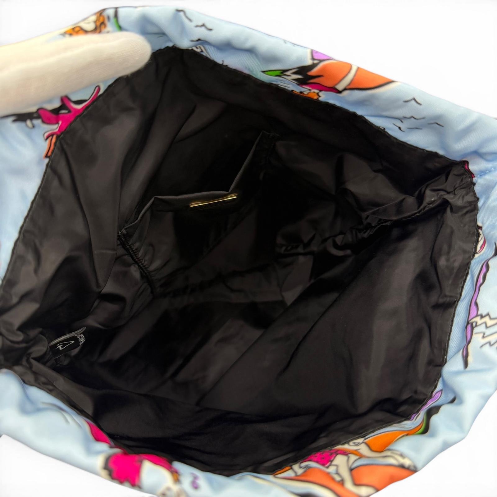 プラダ トライアングルロゴ RE-NYLON 巾着バッグ