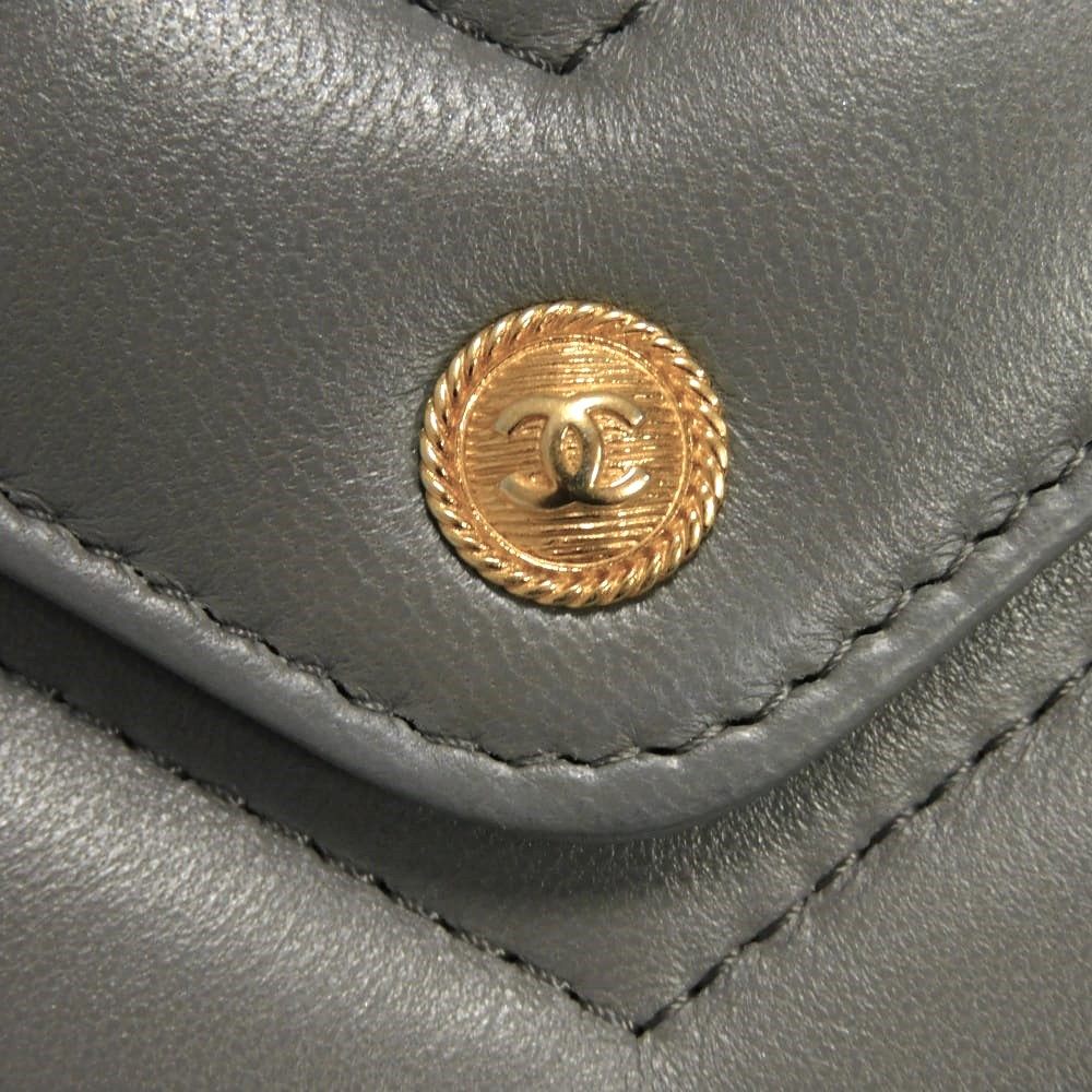 シャネル シェブロン ナッパレザー 二つ折り財布