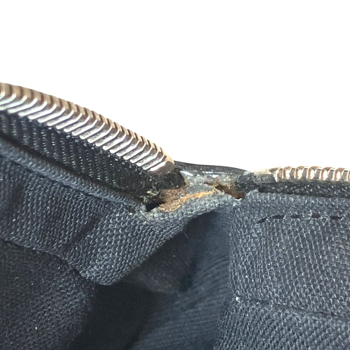 ルイヴィトン パヴェル タイガ セカンドバッグ