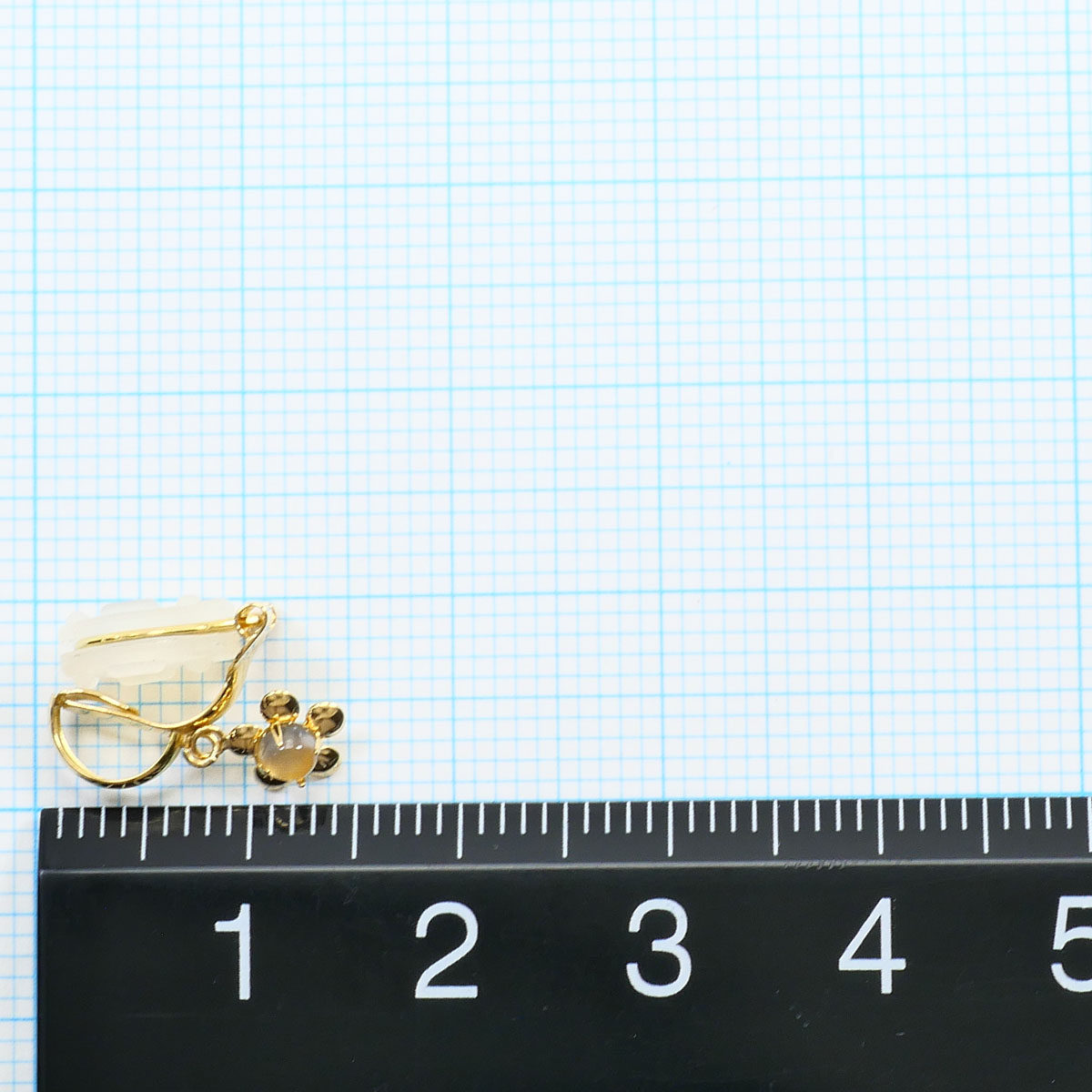 Au750 Yellow Gold Moonstone Earrings