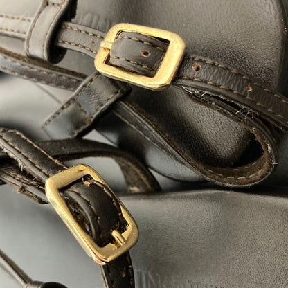 カミナンド レザースクエアトゥストラップサンダル