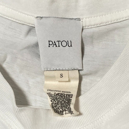 パトゥ オーガニックコットンフローラルカーブロゴTシャツ
