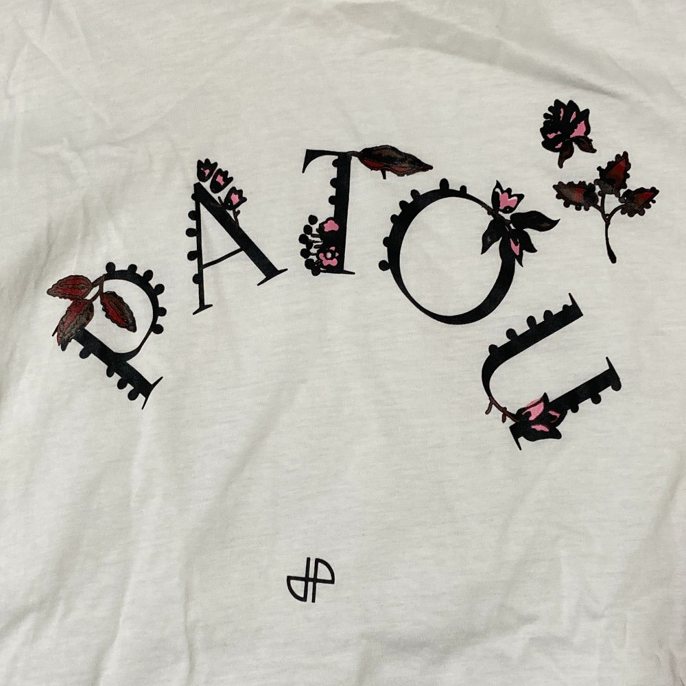 パトゥ オーガニックコットンフローラルカーブロゴTシャツ