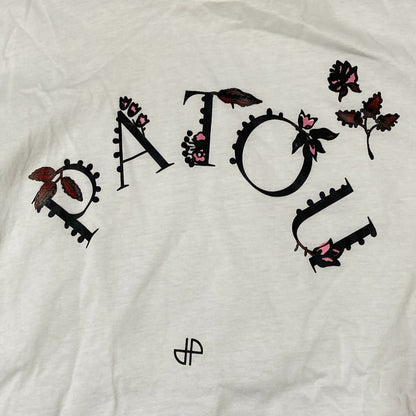 パトゥ オーガニックコットンフローラルカーブロゴTシャツ