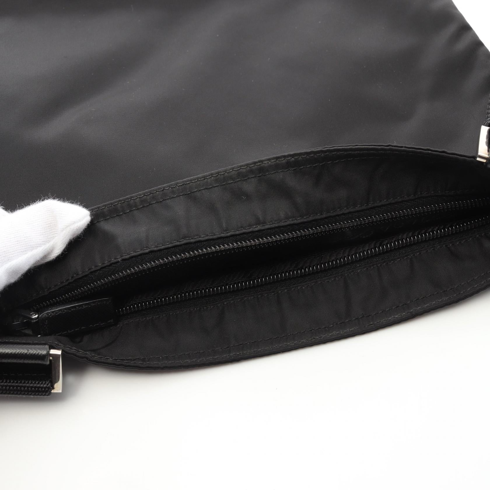 プラダ テッスート サフィアーノ レザー ショルダーバッグ