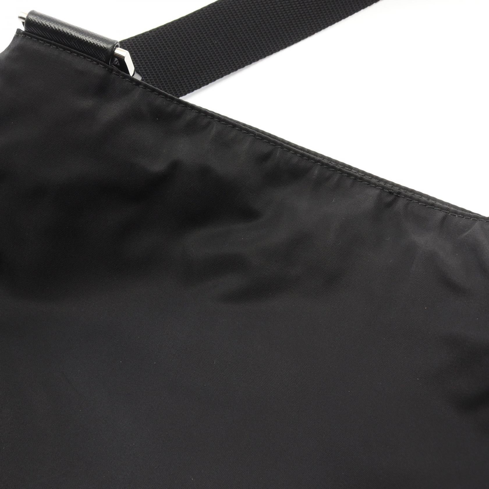 プラダ テッスート サフィアーノ レザー ショルダーバッグ