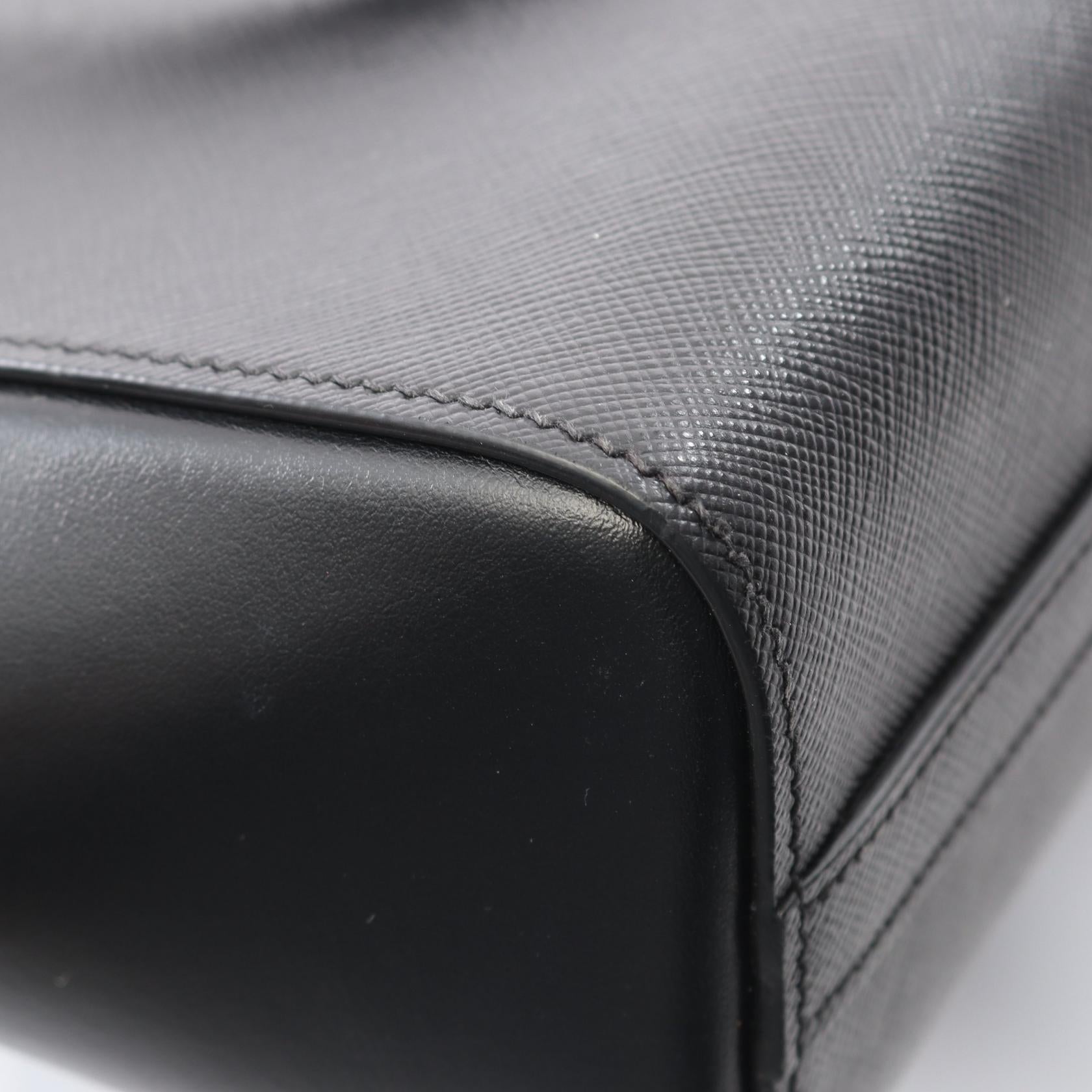 プラダ サフィアーノ ソフト カーフ ハンドバッグ