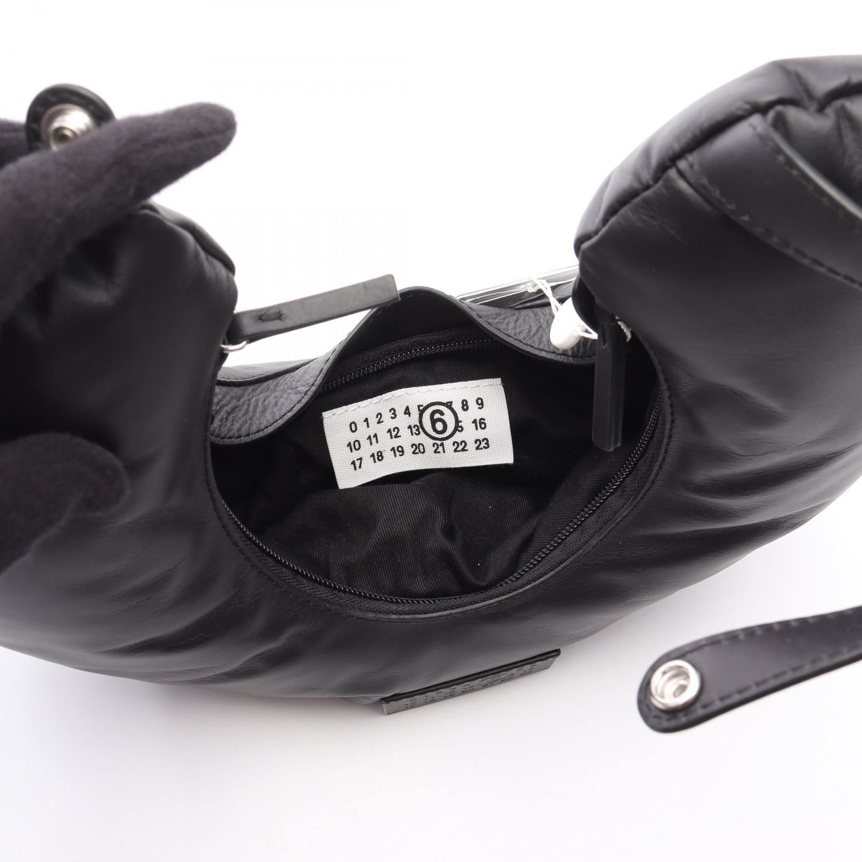 エムエムシックス Travel Pillow レザー ハンドバッグ