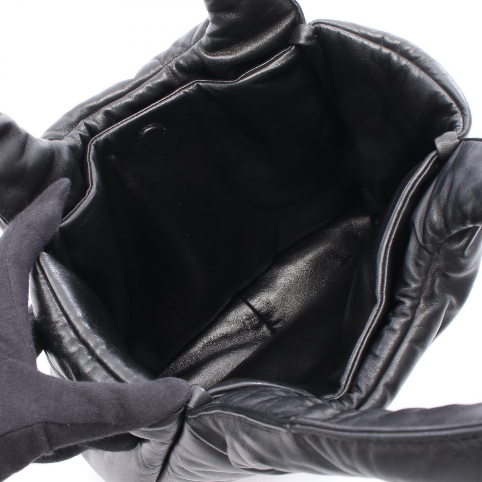 プラダ トライアングル ロゴ レザー ハンドバッグ