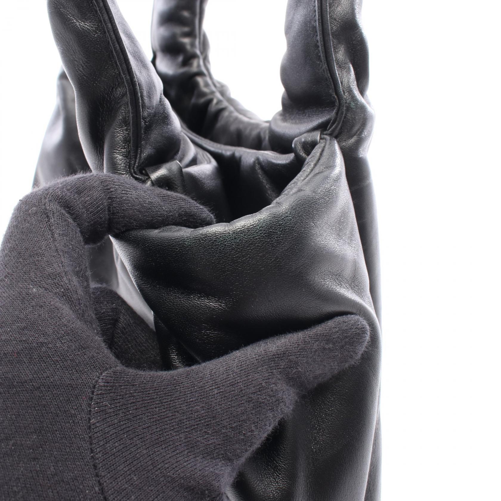 プラダ トライアングル ロゴ レザー ハンドバッグ