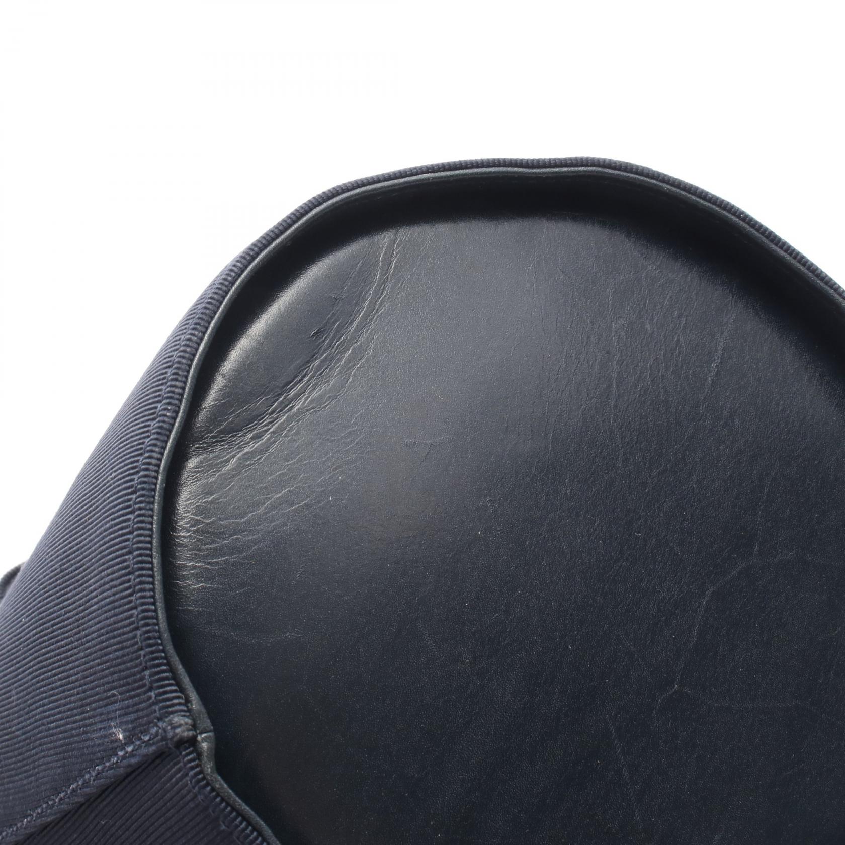サルヴァトーレ フェラガモ ヴァラリボン スウェード ハンドバッグ