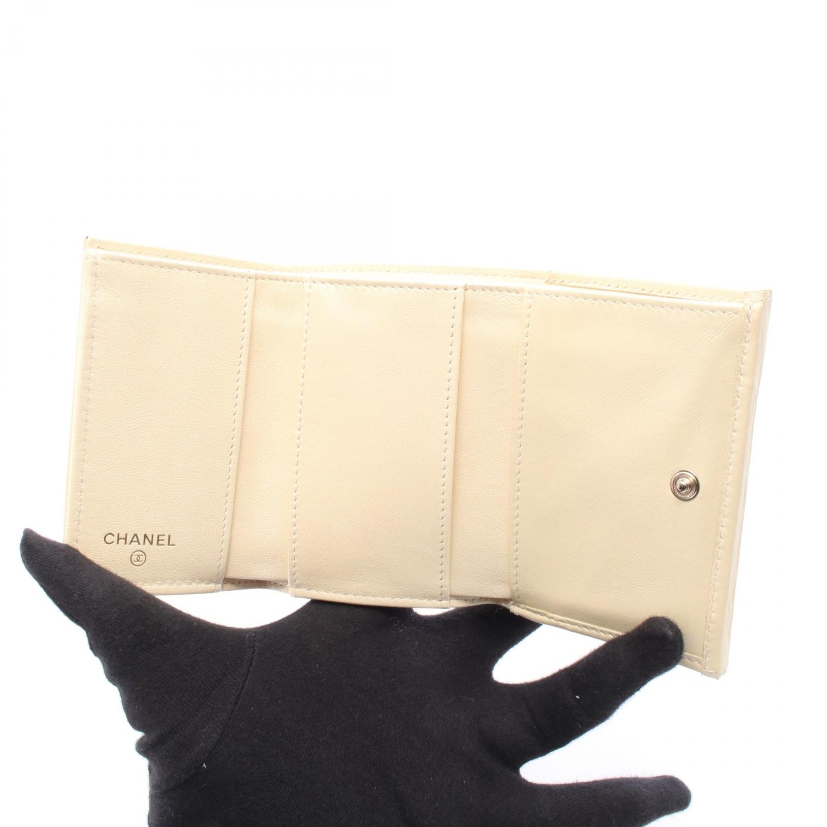 シャネル レザー三つ折り財布