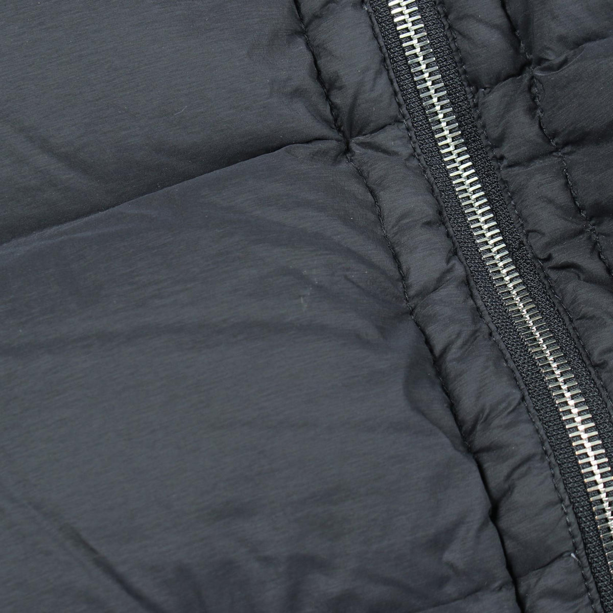 ストーンアイランド SEAMLESS TUNNEL NYLON DOWN ナイロンダウンジャケット
