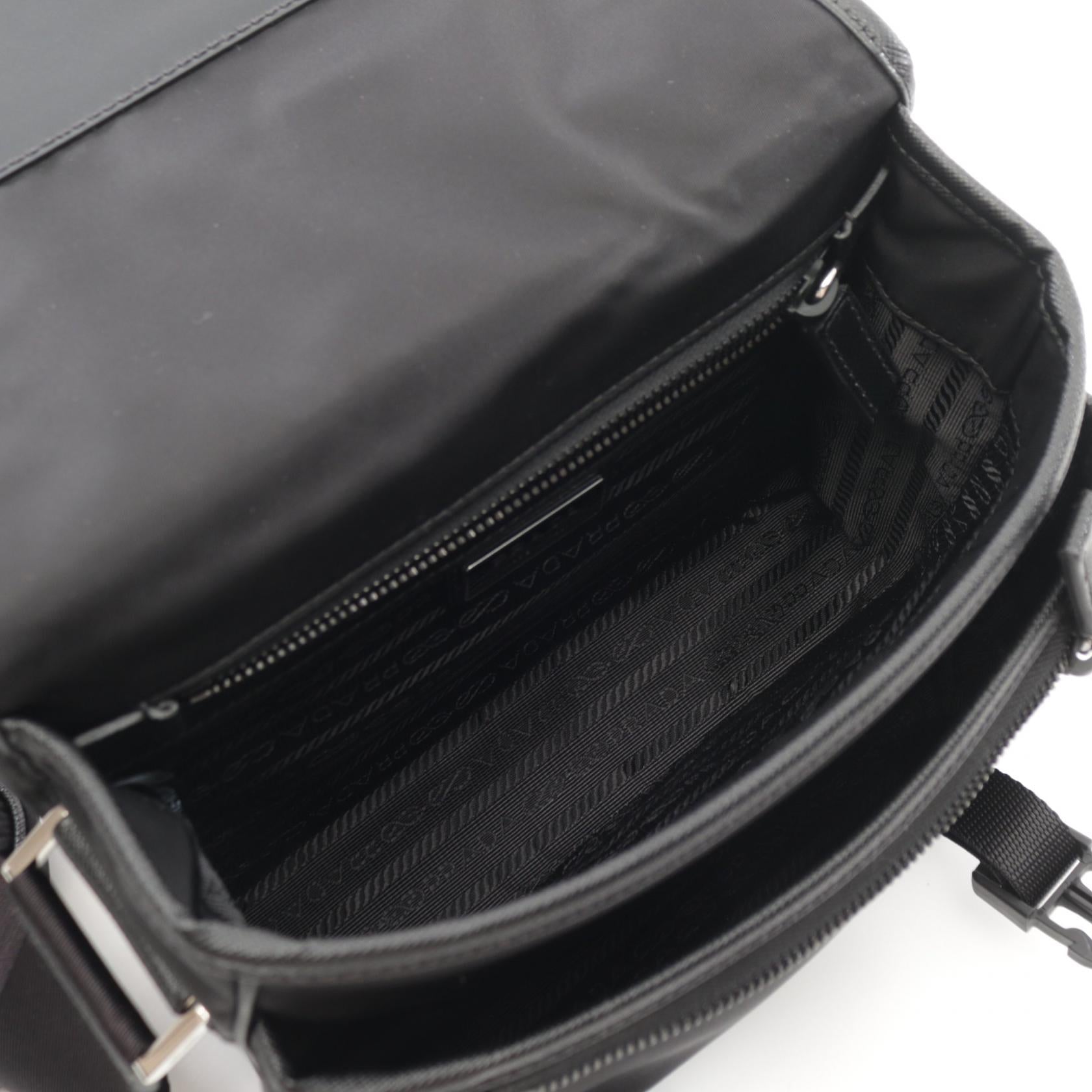 プラダ RE-NYLON TESSUTO SAFFIANO ショルダーバッグ