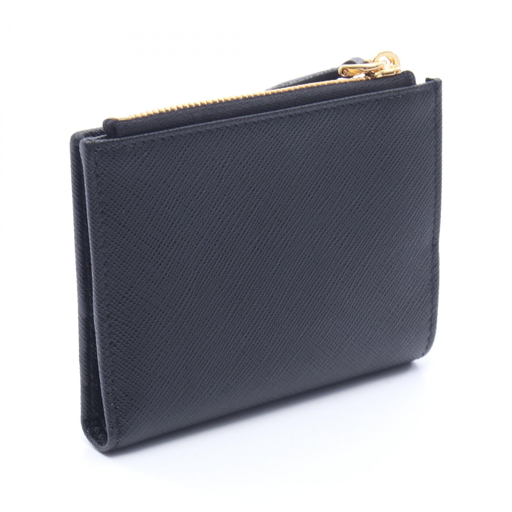プラダ SAFFIANO TRIANG 二つ折り財布