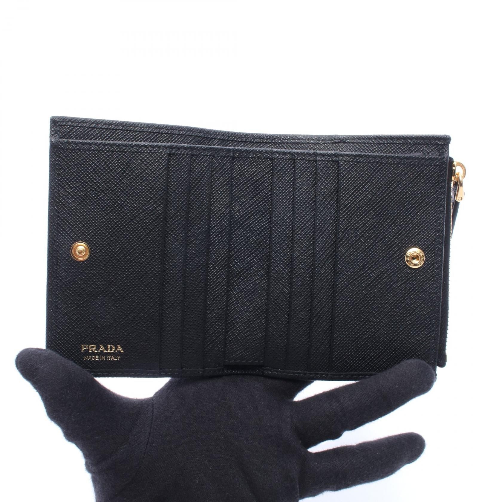 プラダ SAFFIANO TRIANG 二つ折り財布